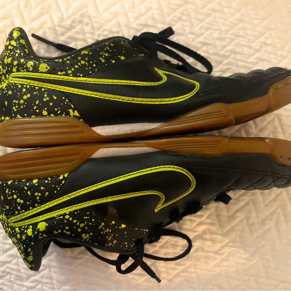 Nike Tempo Youth size 2.5 Indoor Soccer Sneaker 👟